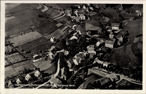 Ak Gütenbach im Schwarzwald, Luftaufnahme von  m Bachhof, Landschaft, Flugzeugaufnahme
