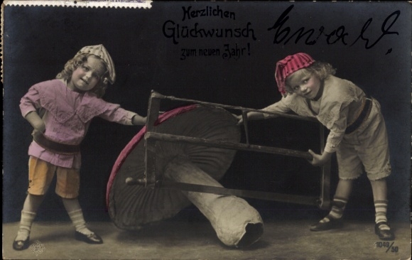 Ak Glückwunsch Neujahr, Kinder sägen einen Pilz