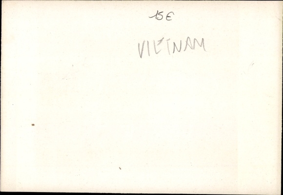 Photo Vietnam, men in front of a building