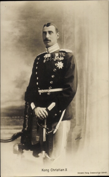 Postcard King Christian X of Denmark, standing portrait in uniform