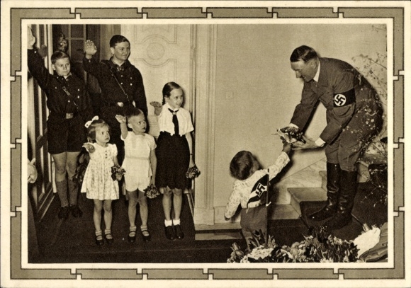 Ganzsachen Ak Kinder begrüßen Adolf Hitler, Blumenstrauß, Propaganda, Hitlerjugend, BDM