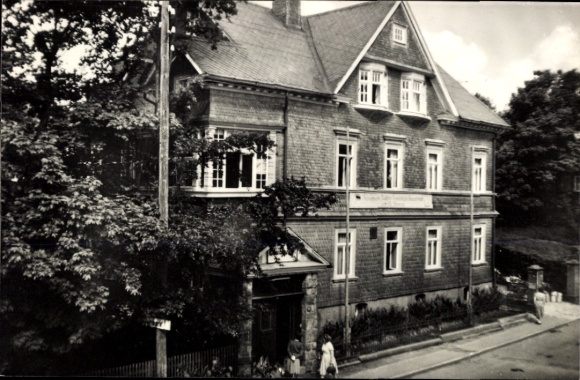 Ak Schmiedefeld bei Neuhaus am Rennweg Saalfeld Thüringen, Vorderansicht eines Ferienheims, alte 