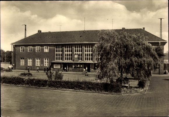 Ak Wolfen in Saksen-Anhalt, kavel bij het treinstation, straatzijde