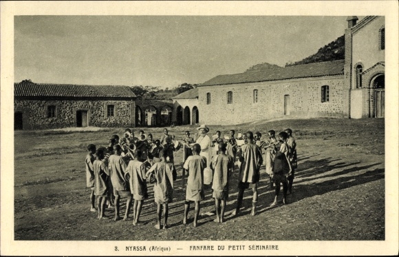 Postcard Nyassa Malawi, Fanfare du petit Séminaire, Missionary with students