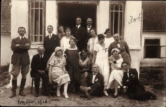 10 old PC portraits of families, various views