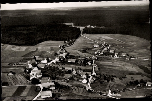 Ak Besenfeld Seewald im Schwarzwald, Luftaufnahme eines kleinen Dorfes, umgeben von Feldern und W