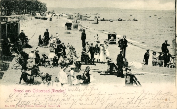 Ak Ostseebad Niendorf Timmendorfer Strand, Strandszene,  Menschen in Badekleidung, Boote im Wa...