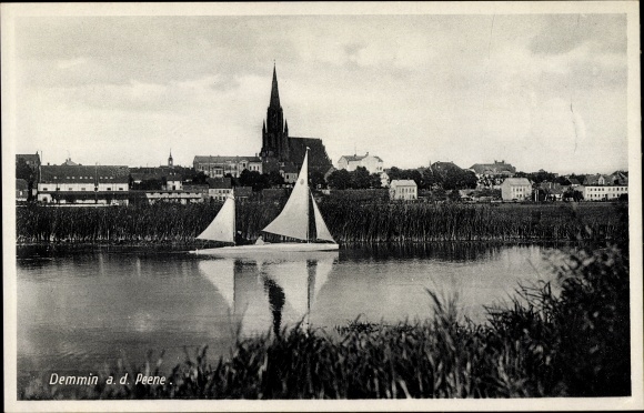 Ak Demmin in West-Pommeren, zeilboot op de Peene, panorama, kerk