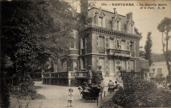 Ak Nanterre Hauts de Seine, Neue Stadtverwaltung, Park, Kind mit Kinderwagen