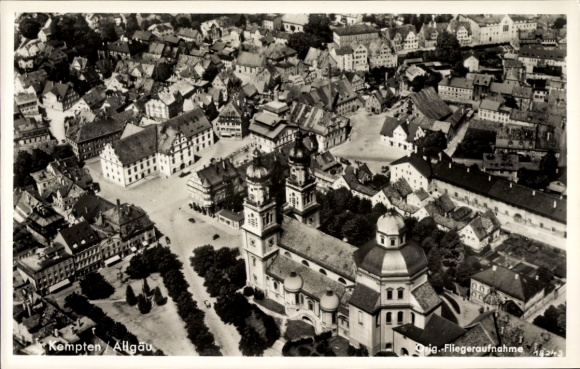 Ak Kempten im Allgäu Schwaben, Flugaufnahme von Kempten,  Gebäude, Stadtzentrum