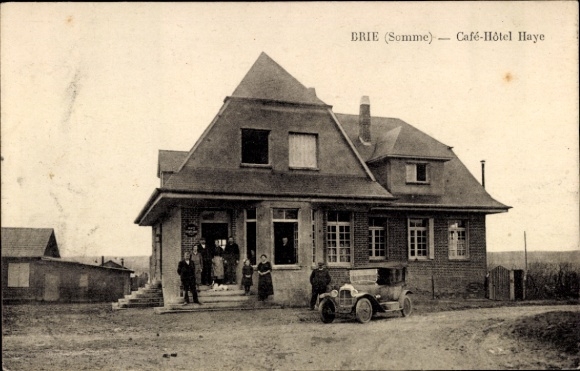 Ak Brie Somme, Café-Hôtel Haye,  Gebäude, Personen vor dem Hotel, Auto