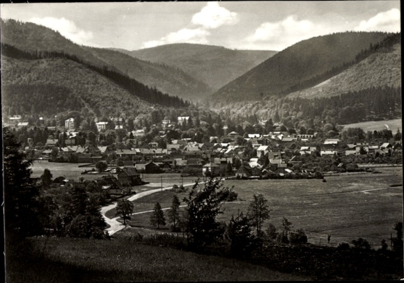 Ak Tabarz im Thüringer Wald, Landschaft mit Bergen, Ort im Tal, zahlreiche Häuser