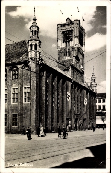 Ak Toruń Thorn Westpreußen, Rathaus mit Reichsflaggenschmuck