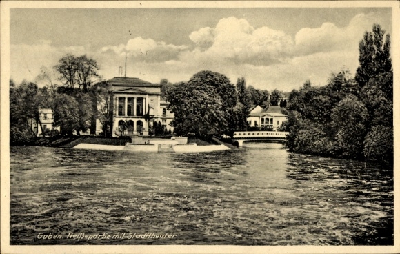 Ak Guben in der Niederlausitz,  Neiße mit Stadttheater, Wasser, Bäume, Architektur