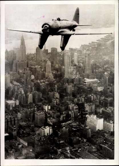Photo New York City USA, Major de Seversky in his Sev 31 plane over Manhattan