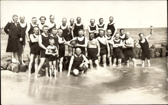 Foto Ak Ostseebad Koserow auf Usedom, Menschen in schwarzen Badeanzügen