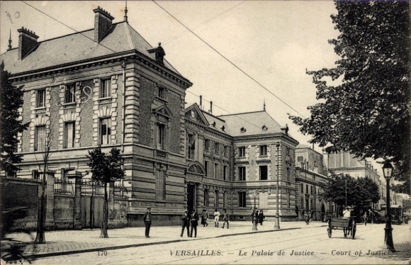 Ak Versailles Yvelines, Vorderansicht des Palais de Justice, Menschen auf der Straße, Bäume