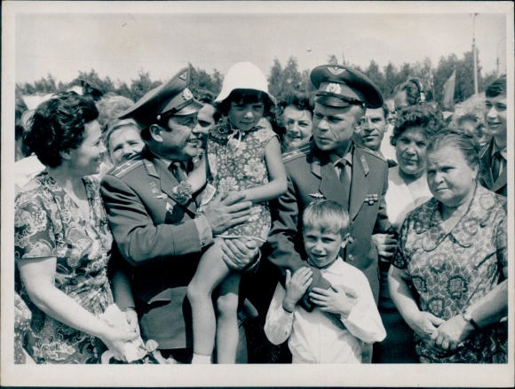 Photo of cosmonauts PR Popovich and JP Artyukhin after their space flight with their families, 1974