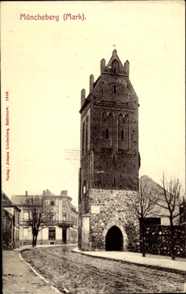 Ak Müncheberg in der Mark, Torturm an der Straße