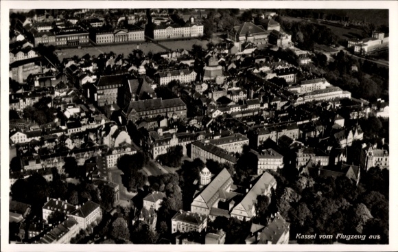 Ak Kassel in Hessen, Luftaufnahme von   Gebäude, schwarz-weiß