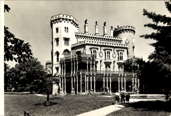 Ak Hluboká nad Vltavou Frauenberg Südböhmen, Schloss, gotischer Stil, runde Turm, Garten,  