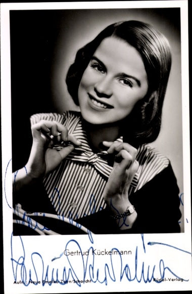 Postcard actress Gertrud Kückelmann, portrait, autograph, the chaplain of San Lorenzo
