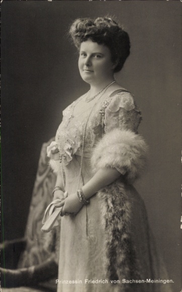 Postcard Princess Friedrich of Saxony Meiningen, Adelheid zur Lippe Biesterfeld, dress, fur, fan