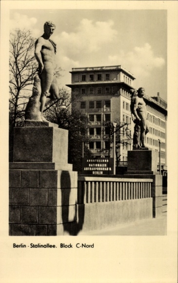 Postcard Berlin Friedrichshain, Stalinallee, View C North, Statues, Exhibition