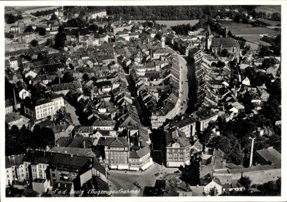 Ak Hof an der Saale Opper-Franken Beieren, luchtfoto van het stadsbeeld, prachtige huizen, rivier