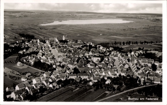 Ak Bad Buchau am Federsee Oberschwaben, Luftaufnahme von Buchau, Federsee im Hintergrund, aufnahm