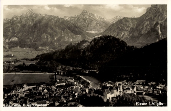Ak Füssen im Allgäu, Luftaufnahme von Füssen, Berge im Hintergrund,  Stadtansicht
