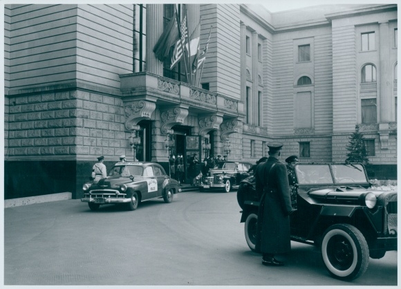Photo Berlin, Bert Sass, four-party conference 1954, limousines drive up, Military Police