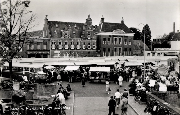 KP Almelo Overijssel Holandia, rynek ze straganami i ludźmi