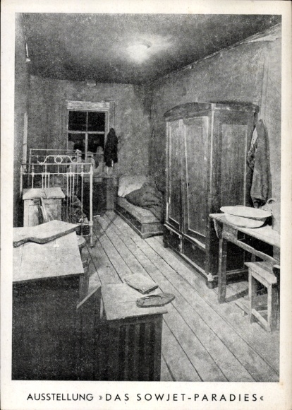 Ak Ausstellung Das Sowjet-Paradies, Einraumwohnung einer sechsköpfigen Familie