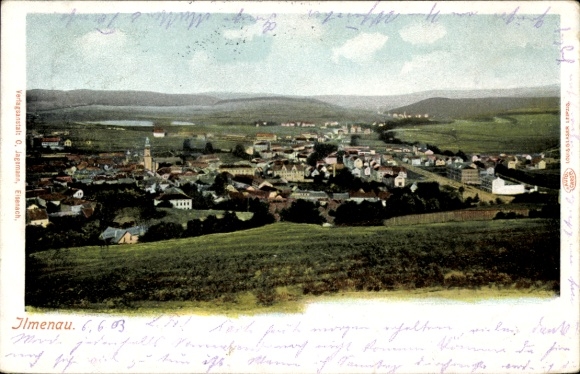 Ak Ilmenau in Thüringen, Landschaftsansicht, Stadtansicht, mehrstöckige Gebäude, grüne Wiesen