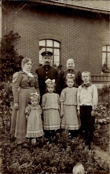 foto Ak Seitschen Göda in Oberlausitz, familie Grollmus in de tuin, woonhuis, man in uniform