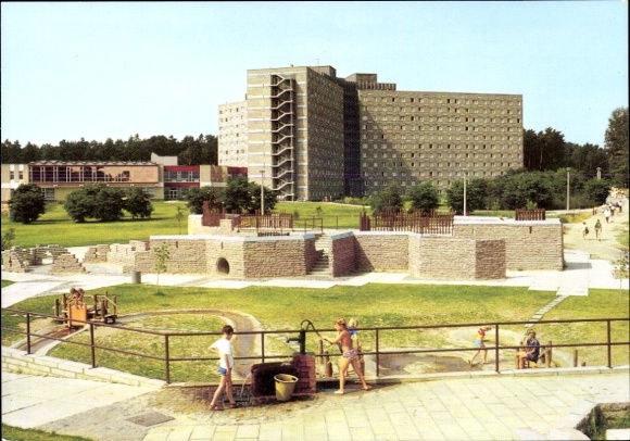 Ak Templin in der Uckermark, Buntes Wohngebäude, Spielplatz, Kinder, grüne Landschaft