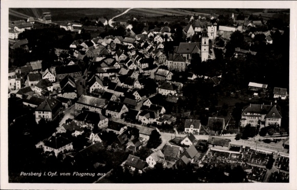 Ak Parsberg in der Oberpfalz,  kleiner Ort mit Kirche, viele einzelne Häuser, umgeben von Bäum...