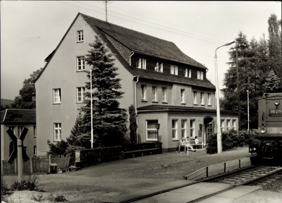 Ak Lössau Schleiz im Vogtland Thüringen, Reichsbahnferienheim, 110 271-, Gebäude, Bahnhof, Bäume,