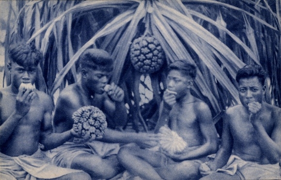 Postcard Oceania, Missions d'Oceanie, Indigenous mangeant le fruit du pandanus
