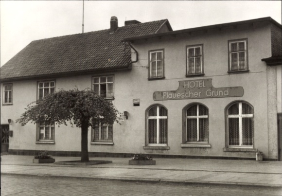 Postcard Plauen in Vogtland, front view of the Hotel Plauescher Grund, tree in front of the building, black and white