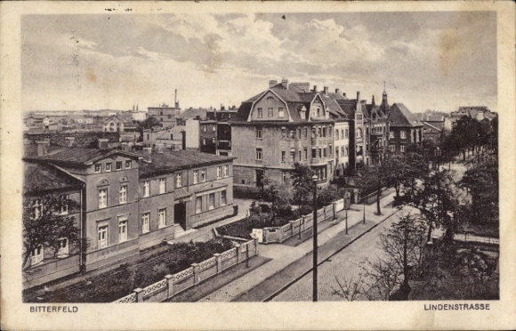 Postcard Bitterfeld in Saxony-Anhalt, Lindenstraße, building, street view