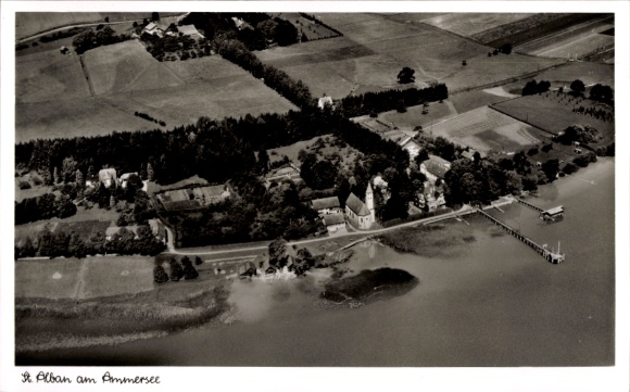 Ak St. Alban Dießen am Ammersee Oberbayern, Luftaufnahme von St. Alban, Ammersee, Wasser, Grünflä