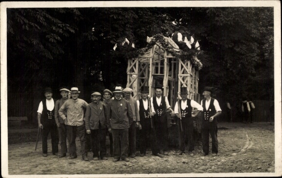 Photo Postcard Elstra in Upper Lusatia Saxony, group photo, carpenters, house blessing, wreaths
