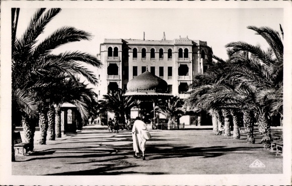 Ak Sfax Tunesien, Palmen, Gebäude mit Kuppel, Spaziergänger, Schwarz-Weiß-Foto