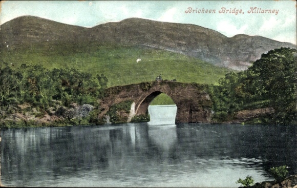 KP Killarney Irlandia, Brickeen Bridge, malowniczy krajobraz, spokojna woda, zielone wzgórza