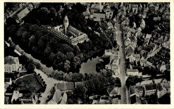 Ak Detmold Teutoburger Wald, Donoper Teich, Luftaufnahme von  Schloss, umgeben von Wasser, Stadta