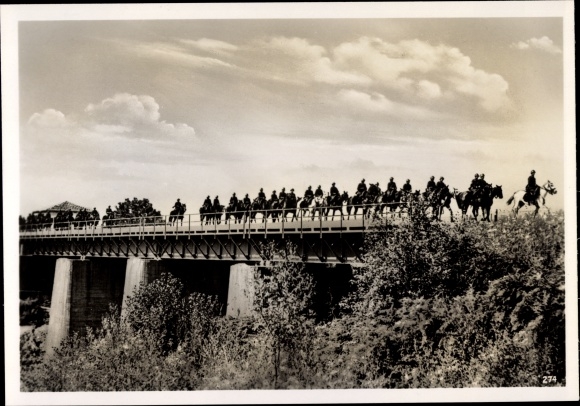 Photo Hoffmann, Heinrich, Italian troops crossing the Greek border, Nov. 1940