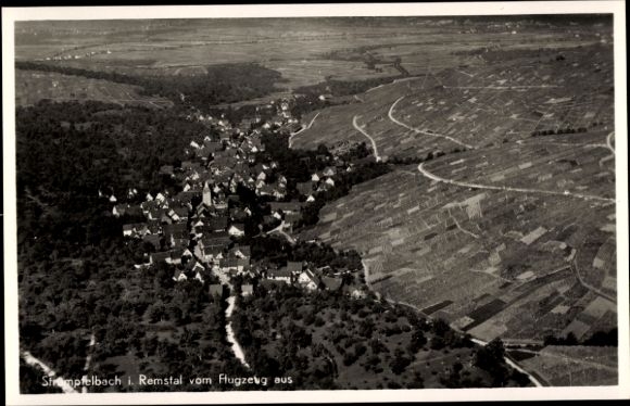 Ak Strümpfelbach im Remstal Weinstadt Württemberg, Luftaufnahme von  Weinberge, ländliche Umgebun