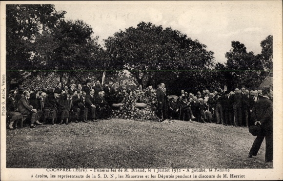 Postcard Cocherel Eure, Funeral of M. Briand 1932, On the left, the Family